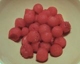 Foto del paso 2 de la receta Sandia rellena de frutas, en salsa de confituras