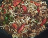 Foto langkah ke 4 dari resep Cah Tauge Jamur Pedas.