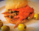 Foto del paso 3 de la receta: Montadito "Anxoita" (de Anchoas con Pimientos y Alcaparras)
