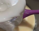 Foto del passaggio 4 della ricetta Tortino allo Yogurt e Lamponi con Crema Inglese al Latte Condensato
