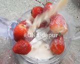 Gambar langkah 2 resipi Strawberries Soy Smoothies.