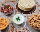 Foto del paso 8 de la receta: 🥙Shawarma de pollo en pan pita 🥙 con vegetales y dos salsas 🥙
