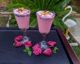 A picture of step 2 of Rose ice cream shake.