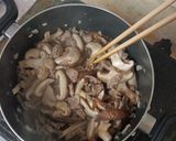 Hình bước làm 2 của món Thịt nạc đùi lợn nấu với nấm hương