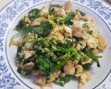 รูปขั้นตอนการทำที่ 2 ของ ตำลึงผัดไข่ใส่หมูสับ