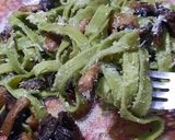 Foto del paso 8 de la receta: Fideos verdes con champiñones y hongos de pino