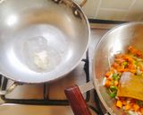 A picture of step 2 of Cheesey Creamy White sauce pasta.