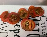 Une image de l'étape 9 de Salade composée de tomates noires, concombre, oignon rouge, feta et persil.