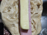 Pan casero relleno de jamón y muzzarella