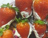 Foto del paso 2 de la receta: Fresas rellenas de crema con chocolates 🍓