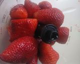 A picture of step 1 of Strawberry and Yogurt Smoothie.