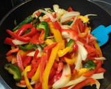 Foto del paso 3 de la receta: Fajitas de pollo con pimientos y queso