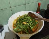 Foto langkah ke 4 dari resep Udang Tumis Kangkung Belacan.