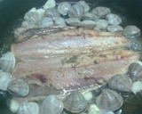 Foto del paso 2 de la receta: Caballa adobada con almejas
