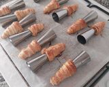 Foto del paso 9 de la receta Trenza brioche de crema y pepitas de chocolate con conitos de hojaldre