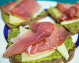 Foto del paso 3 de la receta: Tostada de guacamole con queso tostado y jamón ahumado