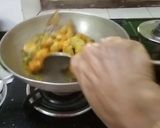 A picture of step 2 of Spring Onion Prawns Curry.