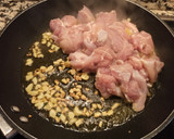 Foto del paso 3 de la receta: Muslos de pollo con espinacas y queso
