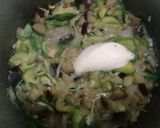 Foto del paso 2 de la receta: Relleno de cebolla, berenjena 🍆 y zapallitos verdes.. 😋 😋