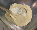 Une image de l'étape 2 de Pavés de chocolat blanc aux corn flakes et fruits confits.