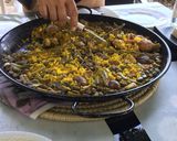 Foto del paso 10 de la receta Paella de habitas, ajos tiernos y albóndigas