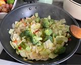 Foto del paso 4 de la receta: Wok de repollo picudo con manzana y cacahuetes