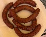 Une image de l'étape 3 de Igname frit accompagné de saucisse.