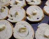 Foto del paso 3 de la receta: Pan caliente tostado con manteca y azúcar