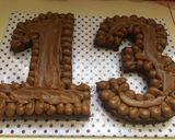 Foto del paso 4 de la receta: NUMBER CAKE de brownie para cumpleaños 1️⃣3️⃣🎉🎊