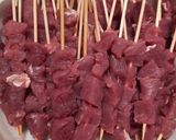 Foto langkah ke 1 dari resep Sate Daging Bumbu Kuning.