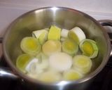 Foto del paso 3 de la receta Merluza cocida con puerros