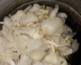 Foto langkah ke 1 dari resep Cah Jamur Pedas Gurih.