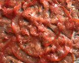 Foto del paso 3 de la receta: Carpaccio de tomate, alficoz, salazones y caviaroli