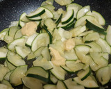 Foto del paso 3 de la receta: Tosta de espelta integral con cebolla confitada, calabacín y rulo de cabra