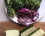 Foto del paso 2 de la receta: Brócoli 🥦, calabacín y cebolla en airFryer
