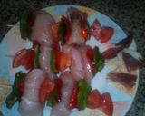 Foto del paso 3 de la receta: Brochetas de pechugas con jamón serrano, jamón cocido y verduras