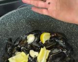 A picture of step 2 of Easy Steamed Mussels - Traditional Spanish Tapa/Appetizer 🇪🇸.