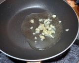 Foto langkah ke 2 dari resep Mie Sosis Telur Pedas Manis.