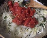 Foto del paso 1 de la receta: Empanadas de cebolla, tomate, queso y huevo