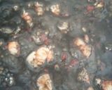 Foto del paso 7 de la receta Arroz negro a la paella con calamares de potera, gambones y alioli de dos ajos