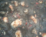 Foto del paso 7 de la receta: Arroz negro a la paella con calamares de potera, gambones y alioli de dos ajos