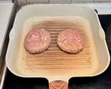 Φωτογραφία βήματος 2 της συνταγής 👨‍🍳 Μπιφτέκια στο Σχαροτηγάνι με Ψητά Ντοματάκια & Κρεμμύδια
