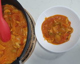 Foto del paso 5 de la receta: Pollo en salsa con champiñones y pimiento