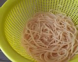 Foto del paso 4 de la receta: Espaguetis al ajillo con taquitos de jamón