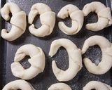 Foto del paso 7 de la receta: 🥐 Medialunas de manteca livianitas y económicas.🥐