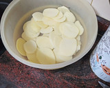 Foto del paso 3 de la receta: Muslitos de pollo sobre cama de papas y verduras al horno