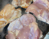Foto del paso 1 de la receta: Muslitos de pollo deshuesado con salsa de puerros