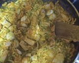 Foto del paso 5 de la receta: Fideuá de atún con almejas y piñones