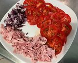 Une image de l'étape 6 de Salade de tomates à l'oignon rouge, jambon blanc, basilic et burrata.