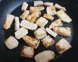Foto del paso 4 de la receta: Taquitos de salmón a la plancha con cebolla y pimientos